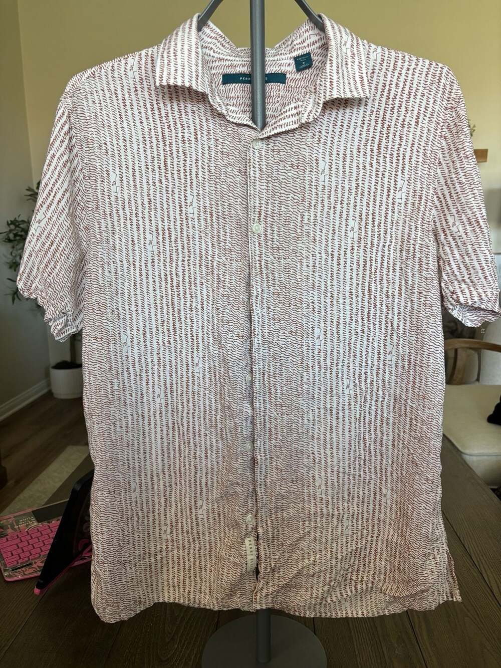 Perry Ellis Men's Short Sleeve Button-Up Camp Shirt with Abstract Brown Print